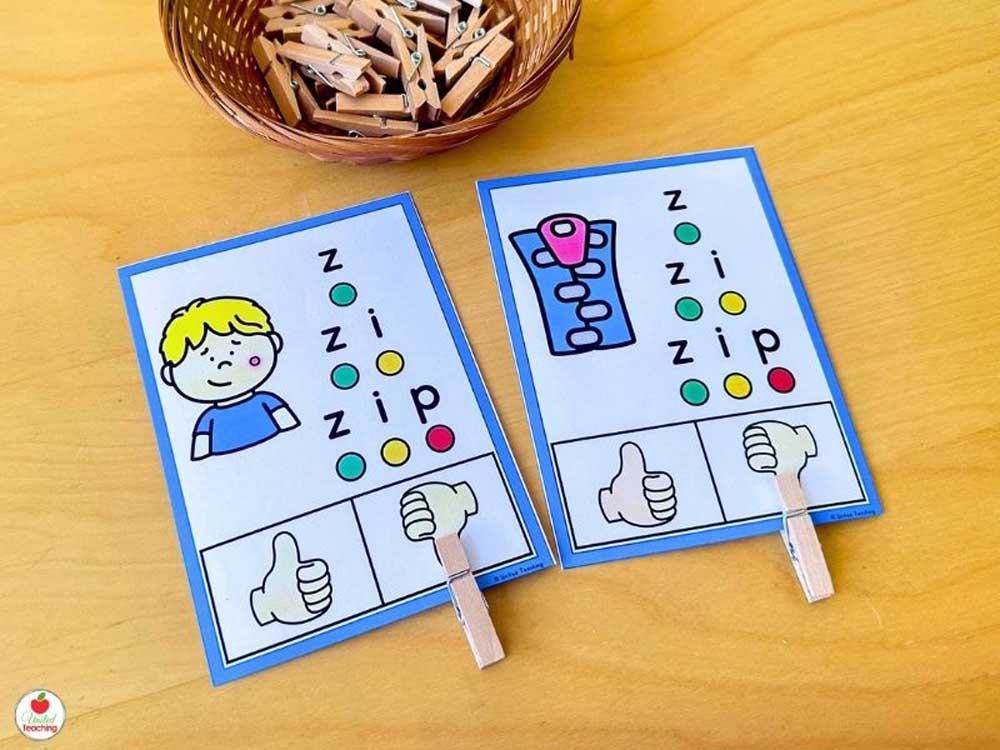 Free CVC Word True or False Task Cards for kindergarten